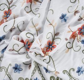 Viskozová letní látka s výšivkou květin bílá