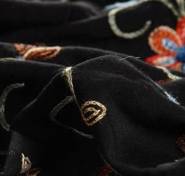 Viskozová letní látka s výšivkou květin černá