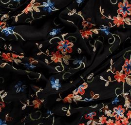Viskozová letní látka s výšivkou květin černá