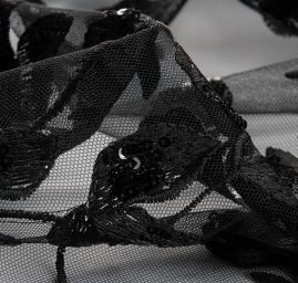 Krajka výšivka na tylu s flitry vzor květin černá II.jakost