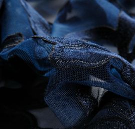 Tyl sametová aplikace květ tm.modrý