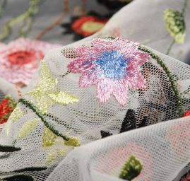 Krajka výšivka na tylu louka/motýlci šedý tyl