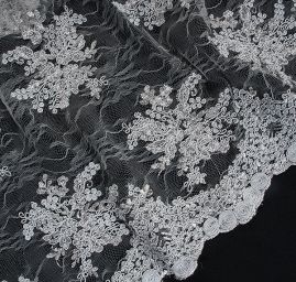 Krajka na vzorovém tylu květy tmavší šedá