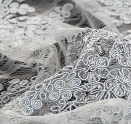 Krajka na vzorovém tylu květy tmavší šedá