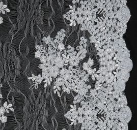 Krajka na vzorovém tylu květy tmavší šedá