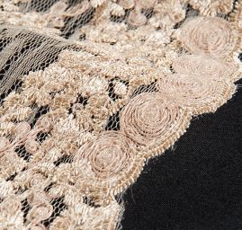 Krajka na vzorovém tylu květy béžová