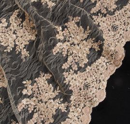 Krajka na vzorovém tylu květy béžová
