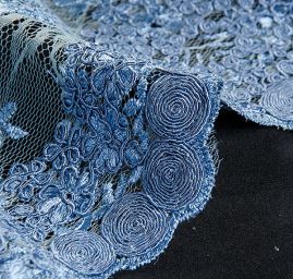 Krajka na vzorovém tylu květy blankytně modrá