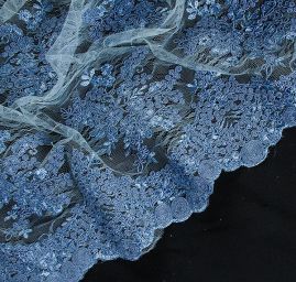 Krajka na vzorovém tylu květy blankytně modrá