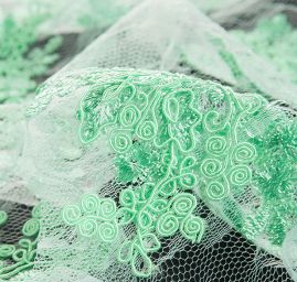 Krajka na vzorovém tylu květy světle zelená