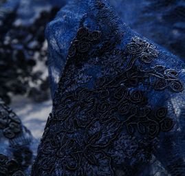 Čipka na vzorovom tylu kvety temne modrá