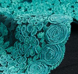 Krajka na vzorovém tylu květy smaragdově zelená