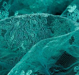 Krajka na vzorovém tylu květy smaragdově zelená