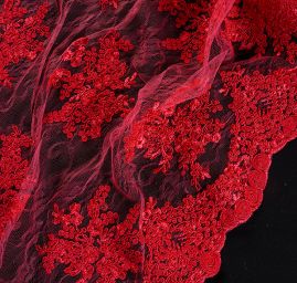 Krajka na vzorovém tylu květy malinově červená