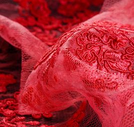 Krajka na vzorovém tylu květy malinově červená