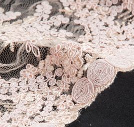 Krajka na vzorovém tylu květy světle lososová