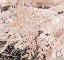 Krajka na vzorovém tylu květy světle lososová