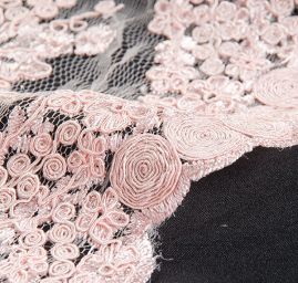 Krajka na vzorovém tylu květy pastel růžová