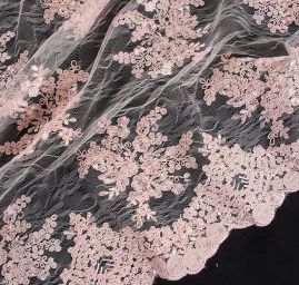 Krajka na vzorovém tylu květy pastel růžová