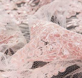 Krajka na vzorovém tylu květy pastel růžová