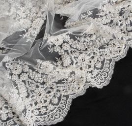 Krajka výšivka na tylu s korálky rokajlem slon. kost