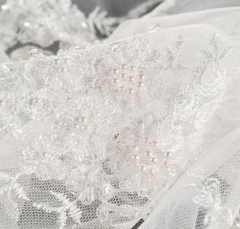 Krajka výšivka na tylu s korálky rokajlem slon. kost