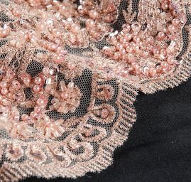 Krajka výšivka na tylu s korálky rokajlem tělová/stříbrná