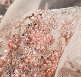 Krajka výšivka na tylu s korálky rokajlem tělová/stříbrná