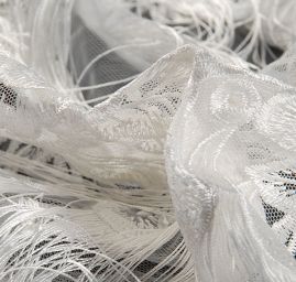 Krajka výšivka na tylu s třásněmi bílá