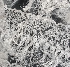 Krajka výšivka na tylu s třásněmi bílá