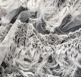 Krajka výšivka na tylu s třásněmi bílá