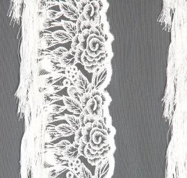 Krajka výšivka na tylu s třásněmi bílá