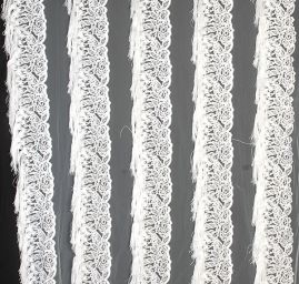 Krajka výšivka na tylu s třásněmi bílá