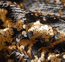 Pletenina s měnícími se flitry černé/zlaté barvy