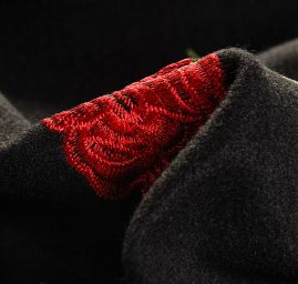 Flauš s výšivkou růží černý