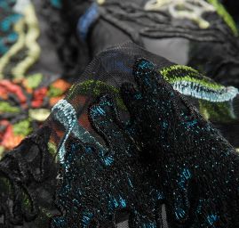 Krajka výšivka na tylu barevné květy černá