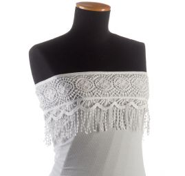 Žoržet šatový s krajovými lemy lomená bílá