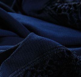 Žoržet šatový s krajkovými lemy tm. modrý