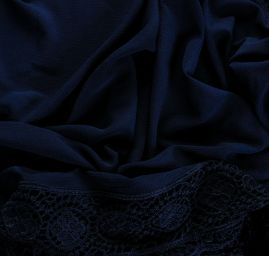 Žoržet šatový s krajkovými lemy tm. modrý