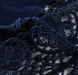 Žoržet šatový s krajkovými lemy tm. modrý