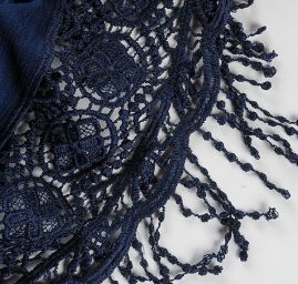 Žoržet šatový s krajkovými lemy tm. modrý