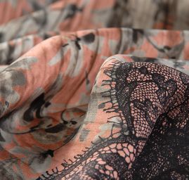 Hedvábný atlas květinový motiv/krajka starorůžová