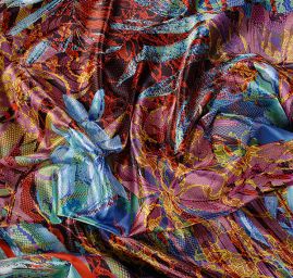 Atlasová látkla motiv listů/hadí kůže červená