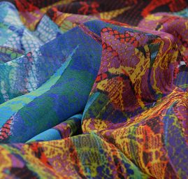 Žoržet motiv listů/hadí kůže červená