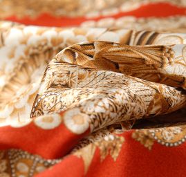 Hedvábný atlas kaleidoskop červený