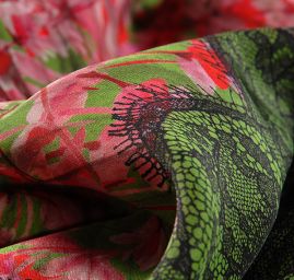 Hedvábný atlas květinový motiv/krajka olivová