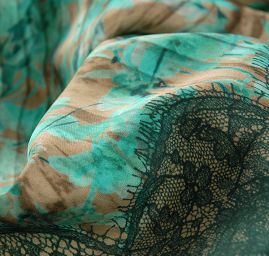 Hedvábný atlas květinový motiv/krajka krémová