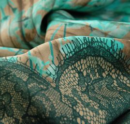 Hedvábný atlas květinový motiv/krajka krémová