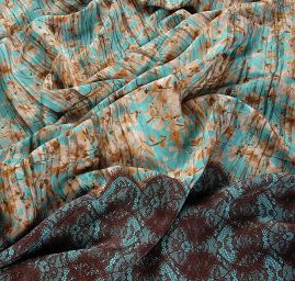 Hedvábný atlas květinový motiv/krajka modrá