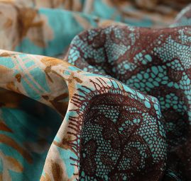 Hedvábný atlas květinový motiv/krajka modrá